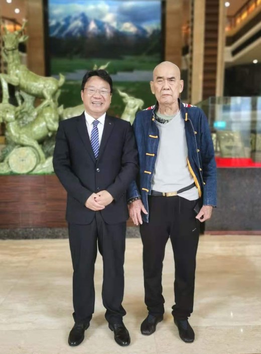 香港法治报社长应邀拜访老革命家李就先生