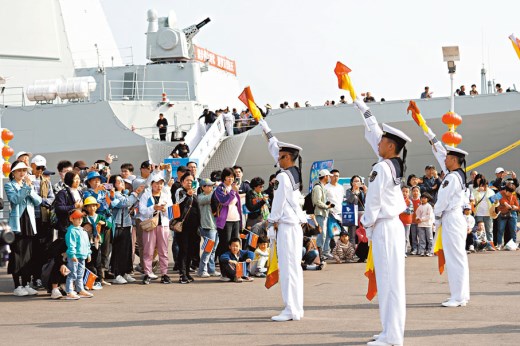 人民海军成立75周年 青岛六舰艇开放日 学旗语观装备 军迷争相“集邮”
